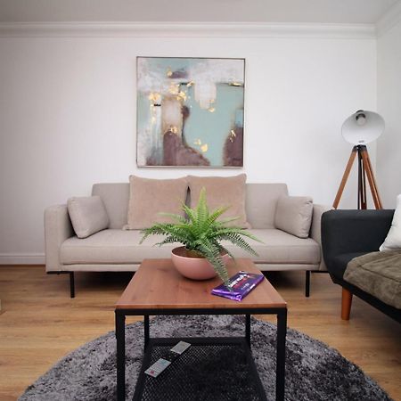 Spacious 5 Bedroom | With Fenced Backyard ニューポート エクステリア 写真