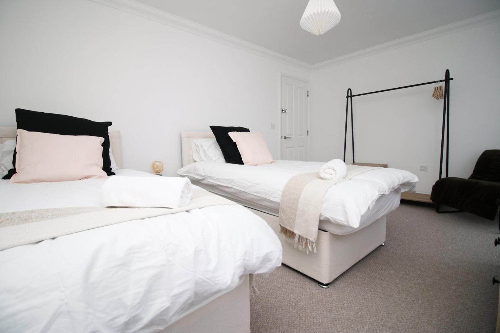 Spacious 5 Bedroom | With Fenced Backyard ニューポート エクステリア 写真