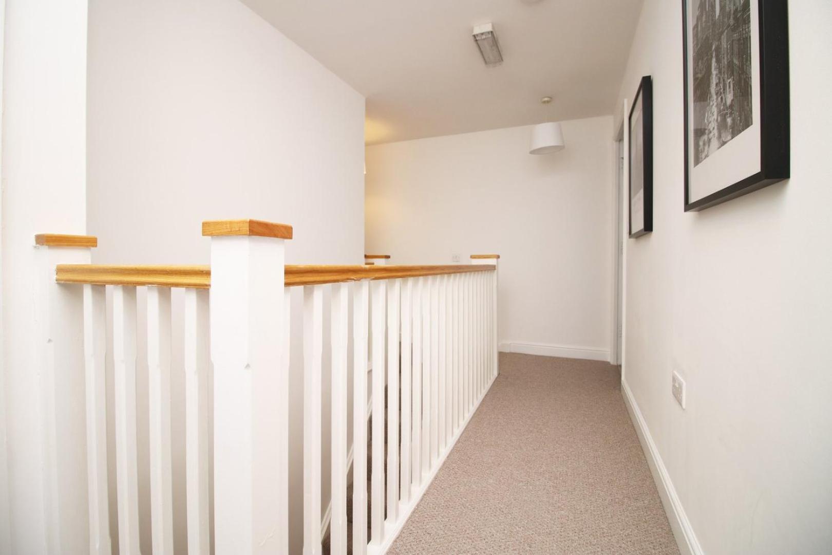 Spacious 5 Bedroom | With Fenced Backyard ニューポート エクステリア 写真